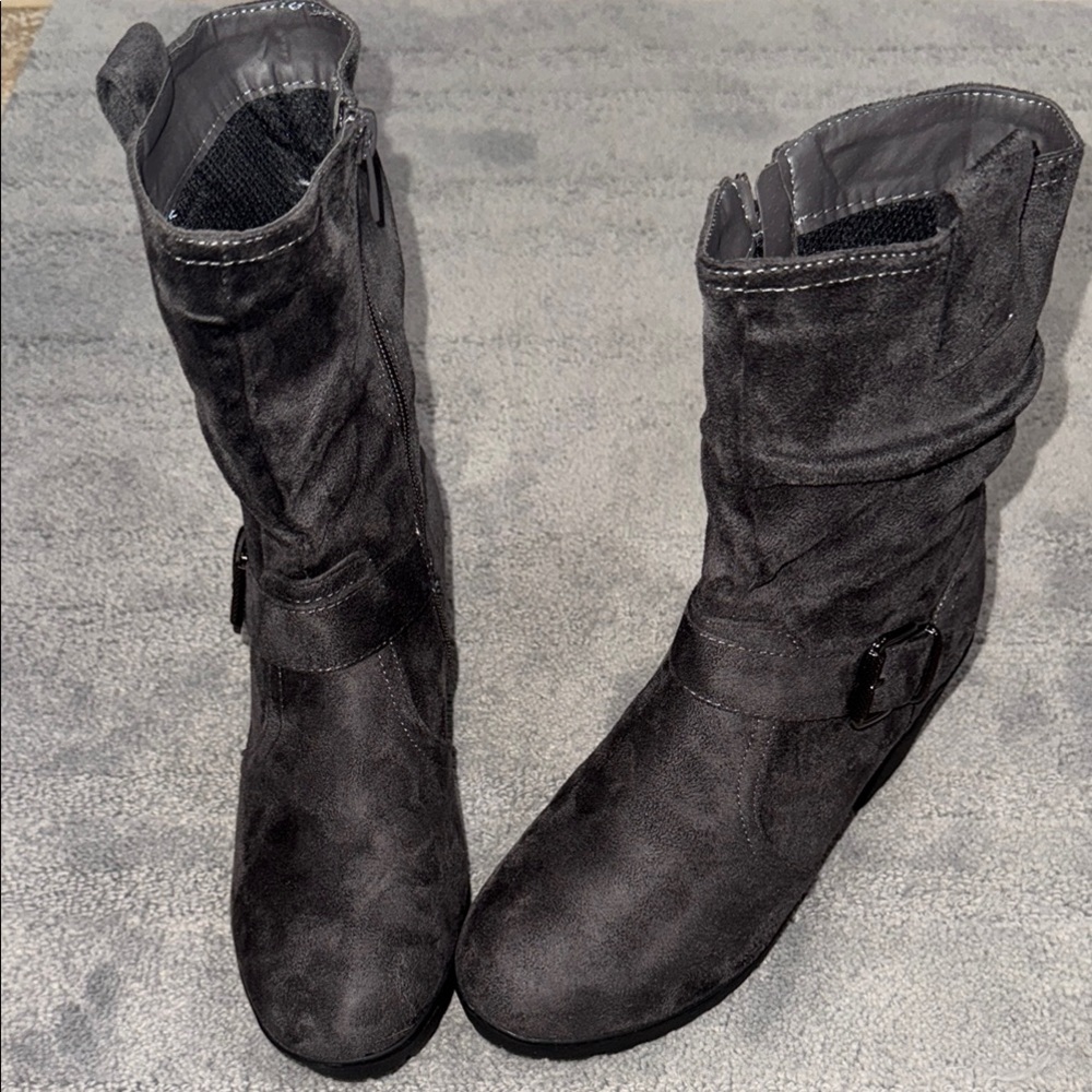 NEW! Forever grey faux suede boots size 7